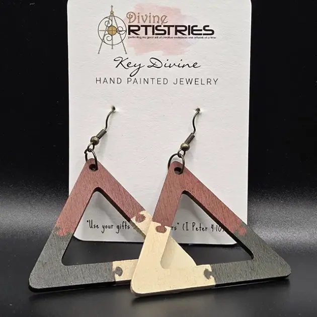 Hollowed Triangle Melanin Connection Earrings